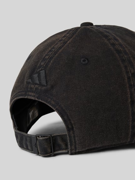 Produktfoto, Basecap mit Label-Detail von adidas Sportswear aus reiner Baumwolle, verstärkter Schirm, eingestickte Luftlöcher, verstellbarer Verschluss