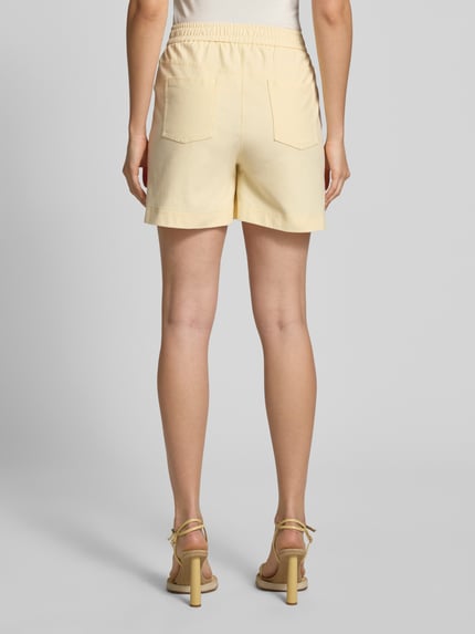 Vrouwenmodel draagt Shorts met elastische band model 'KATE' van ICHI, katoenmix met stretch, regular fit, steekzakken, binnenbeenlengte 12 cm, bandwijdte maat S 38 cm, modelaanzicht achterkant, Ganzkörperansicht Rückansicht.