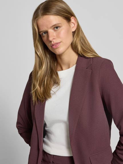 Frauenmodel trägt Regular Fit Longblazer mit 3/4-Arm Modell 'KALINA' von ONLY in dunklem Violett, glatte Textur, Nahaufnahme Oberkörper, Damen Longblazer von ONLY
