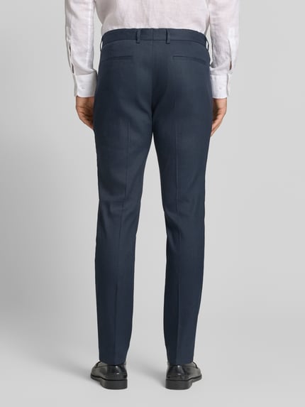 Männermodel trägt Regular Fit Anzughose aus Leinen-Mix van s.Oliver BLACK LABEL, effen, zijzakken, linnenmix, volledige achteraanzicht
