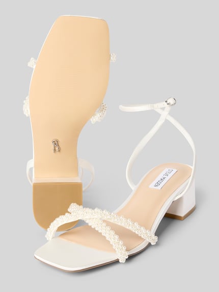 Productfoto, Sandaletten met strass-steentjes model 'Gabby' van Steve Madden, afgeronde pasvorm, pinsluiting, gladde zool, hakhoogte maat 40: 5 cm, schachtbreedte maat 40: 6 cm, dames sandalen in gebroken wit met blokhak en fijne textuur.