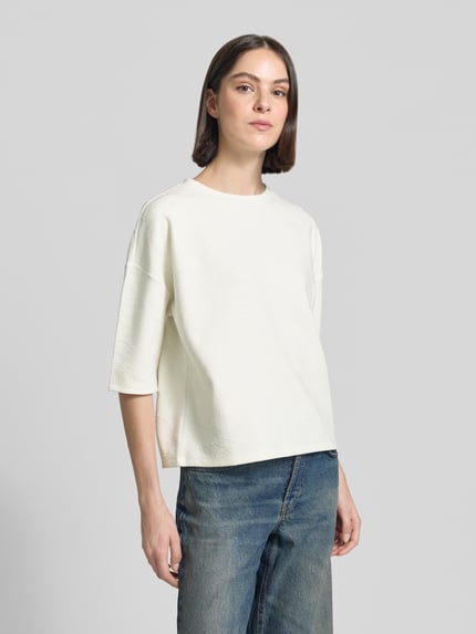 Frauenmodel trägt Oversized T-Shirt mit Rundhalsausschnitt Modell 'Ucherry' von Someday in Weiß aus Baumwoll-Mix mit Stretch-Anteil, Ganzkörperansicht von vorne.
