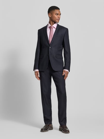Männermodel trägt Regular Fit Freizeithemd aus Baumwoll-Mix Modell 'H-JOE-K-C1-261' von BOSS mit Optik:Allover-Muster, Ganzkörperansicht von vorne.