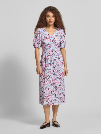 Kobiece model nosi Tailliertes Freizeitkleid aus Viskose-Baumwoll-Mix od Marc O'Polo Denim, efekt: wzór na całej powierzchni, krój: taliowany, długość midi, dekolt: głęboki dekolt w serek, szlufki na pasek, krótkie zapięcie na guziki, taśma do wiązania, bufiaste rękawy z elastycznym zakończeniem, boczne wpuszczane kieszenie, materiał: mieszanka wiskozy i bawełny, jasnoróżowo-niebiesko-czerwony, gładka faktura, cała sylwetka widziana z przodu