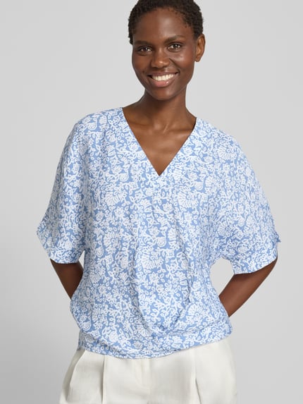 Frauenmodel trägt Regular Fit Bluse mit V-Ausschnitt und 1/2-Arm von Christian Berg Woman im Allover-Look, Ganzkörperansicht von vorne.