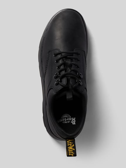 Produktfoto, schwarze Schuhe aus echtem Leder Modell 'Reeder' von Dr. Martens, abgerundete Passform, profilierte Sohle, Schnürverschluss