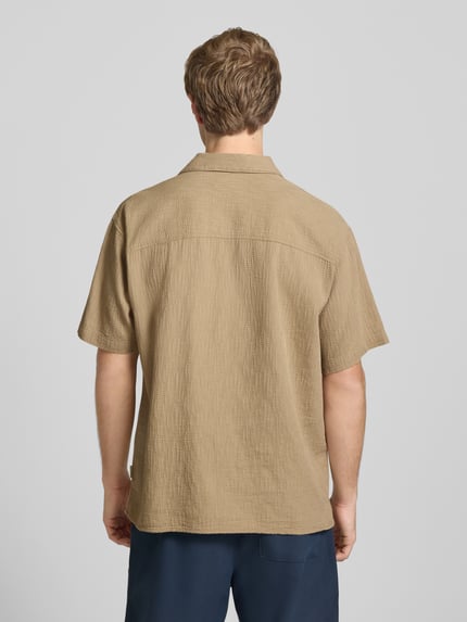 Männermodel trägt Regular Fit Freizeithemd mit Strukturmuster Modell 'MONTAUK' von Jack & Jones, Reine Baumwolle, Rückansicht, Ganzkörperansicht.
