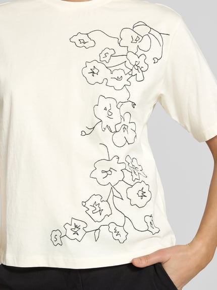 Modelka nosi T-Shirt mit Motiv-Stitching und Rundhalsausschnitt von JAKE*S STUDIO WOMAN, biała bawełna, prosty krój, widok na górną część ciała z przodu.