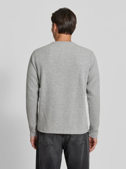 Männermodel trägt grijs Regular fit heren sweatshirt van DRYKORN, Materiaalmix met katoen, knoopsluiting, Model 'MALIOR', Ruglengte maat M 63 cm, mouwlengte 69 cm, Ganzkörperansicht Rückansicht