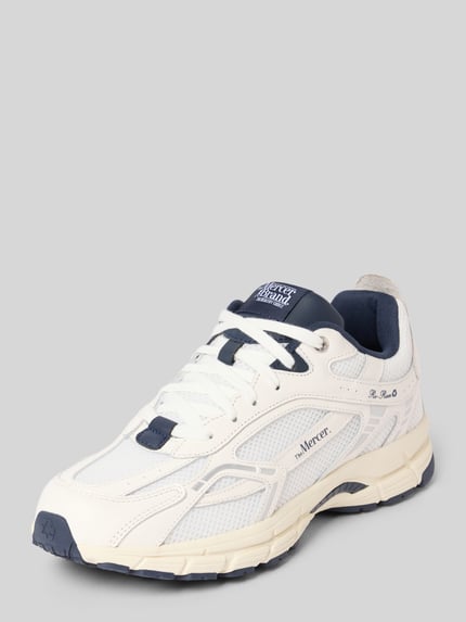 Produktfoto, Sneaker aus Leder-Mix Modell 'Re-Run Classics' von The Mercer, weiße und dunkelblaue Farben, strukturierte Sohle, abgerundete Passform, Schnürverschluss, Label-Detail, Absatzhöhe 4 cm, Schafthöhe 8 cm, Szerokość w rozmiarze 44: 9 cm