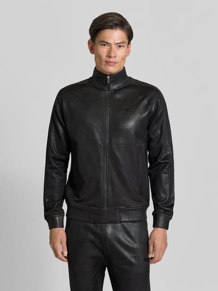 Männermodel trägt Jacke aus katoenmix in leerlook van Diesel, recht pasvorm, steekzakken, ritssluiting, zwart, Ganzkörperansicht von vorne. Context: Heren jack van Diesel, katoenmix, recht pasvorm, leerlook, steekzakken, ritssluiting, ruglengte maat M 65 cm, schouderbreedte maat M 46 cm, mouwlengte maat M 65 cm.