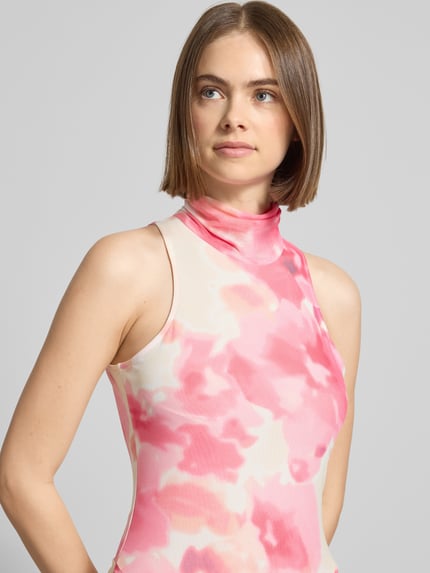Vrouwenmodel draagt Cocktailkleid im Allover-Look met Knotendetail van Bardot, materiaalmix met stretch, opstaande kraag, nauw aansluitend maxi-jurk, all-over look; detailopname bovenlichaam.