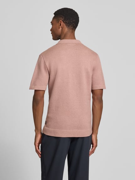 Männermodel trägt Regular Fit Poloshirt mit Reißverschluss Modell 'MILANO' von Jack & Jones Premium in Rosa, Rückenansicht, Bio-Baumwoll-Mix.