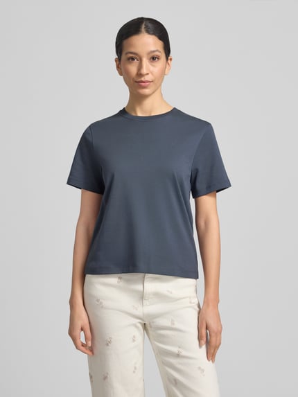 Vrouwenmodel draagt Basic T-Shirt met ronde hals van Christian Berg Woman, puur katoen, regular fit, effen design, ruglengte maat S 53 cm, effen kleuren. Ganzeroverzicht van voren.