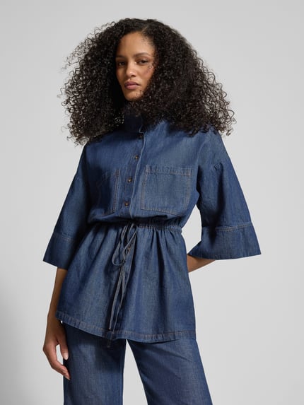 Frauenmodel trägt Jeansbluse mit Stehkragen und Schnürung von Jake*s Collection, taillierter Schnitt, 1/2-Arm, Ganzkörperansicht von vorne
