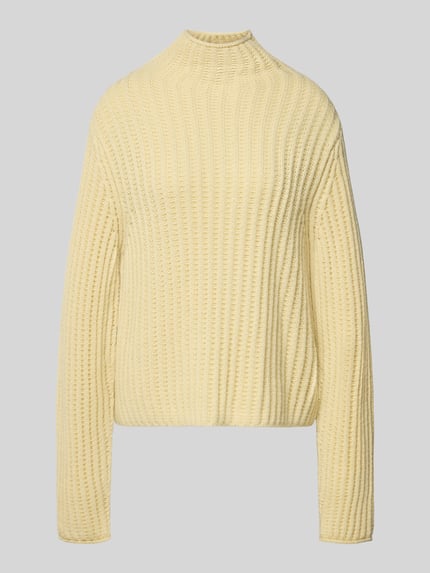 Produktfoto, cremefarbener Strickpullover mit Stehkragen Modell 'ARWIE' von DRYKORN, Strukturmix mit Alpaka-Anteil, gerade Form.