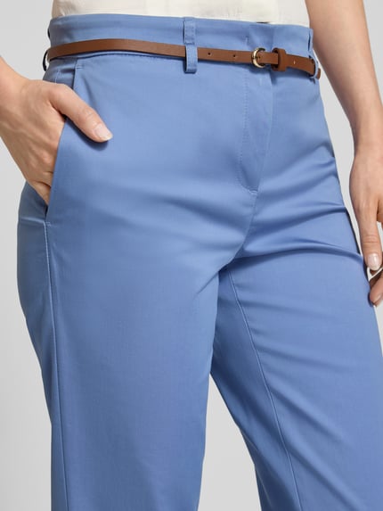 Vrouwenmodel draagt Hose in verkürzter Passform mit Gürtel van Christian Berg Woman, katoen- en viscosemix, slim fit, verkorte pasvorm, met riem. Detailopname voorzijde.