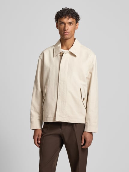 Männermodel trägt Regular Fit Hemdjacke aus Leinen-Baumwoll-Mix Modell 'LEWIS' von SELECTED HOMME in Beige, Ganzkörperansicht von vorne.