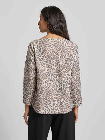Frauenmodel trägt Longsleeve mit U-Boot-Ausschnitt von ZABAIONE, grau-beige Leo-Muster, lockerer Viskose-Mix, Ganzkörperansicht Rückansicht.