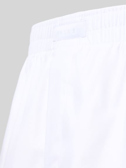 Produktfoto, weiße Boxershorts mit elastischem Bund und Label-Patch Modell 'Daily' von FALKE, reine Baumwolle, Nahaufnahme, Loose Fit
