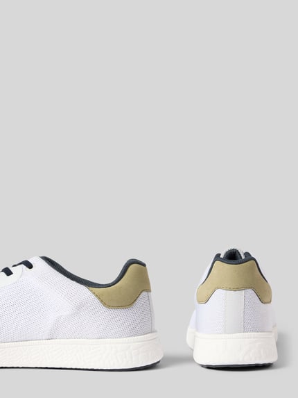 Productfoto, Sneaker met Logo model 'Victory' van bugatti in wit met olijfgroen detail, afgeronde punt, vetersluiting, heren, schachthoogte 8 cm, schachtbreedte 10 cm, hakhoogte 3 cm, structuur in het materiaal, logodetail.