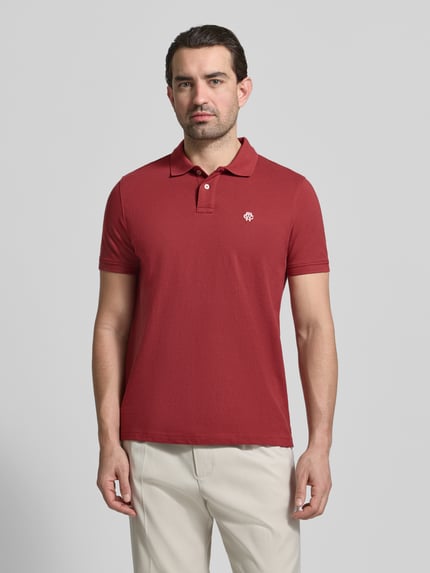 Męski model nosi Slim Fit Poloshirt mit Logo-Stitching von MCNEAL z bawełny, krój slim fit, kołnierzyk polo, długość tyłu 70 cm, Ganzkörperansicht von vorne