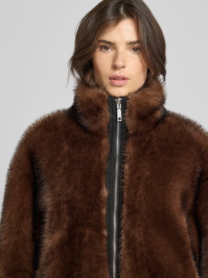 MAX&Co. Kurtka ze sztucznego futra o kroju regular fit z bocznymi, wpuszczanymi kieszeniami model ‘AZOTO’ Orzechowy 3
