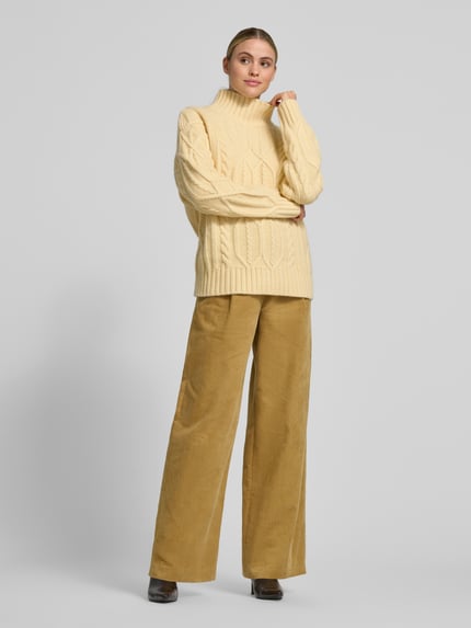 Style Icon Collection Oversized Wollpullover mit Zopfstrickmuster und geripptem Stehkragen - curated by Maja Weyhe Pastellgelb 1