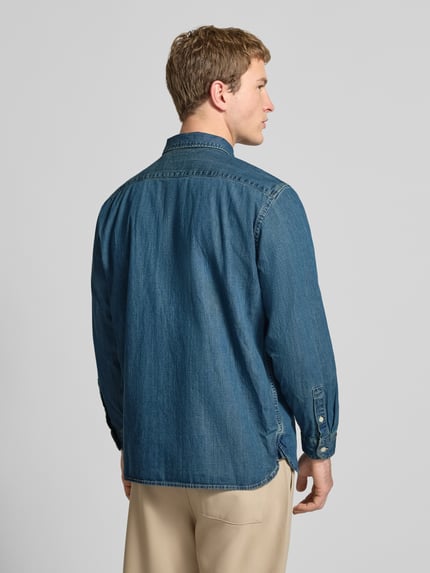 Männermodel trägt Regular Fit Jeanshemd mit Brusttaschen Modell 'JACKSON WORKER' van Levi's®, blauw katoen, rugaanzicht