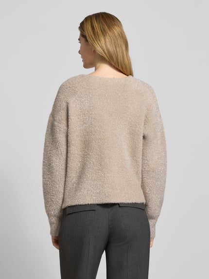 Vrouwenmodel draagt Strickjacke aus Effektgarn mit V-Ausschnitt Modell 'LISTRA' van YAS in beige, rechte pasvorm, rugaanzicht, context dames vest.