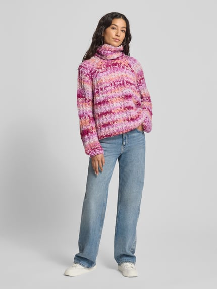 Vrouwenmodel draagt Strickpullover mit Rollkragen van Smith and Soul, grofgebreid, roze tinten, relaxed fit, voorkant volledig zichtbaar, Ganzkörperansicht von vorne.