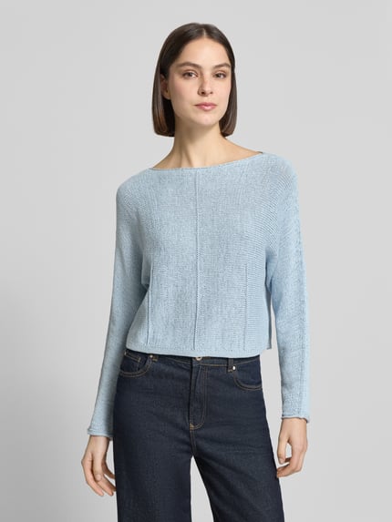Vrouwenmodel draagt Strickpullover mit U-Boot-Ausschnitt van Oui, lichtblauwe katoenmix, regular fit, fijne structuur, Ganzkörperaanzicht van voren.