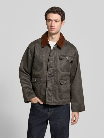 Männermodel trägt Relaxed Fit Jacke aus Baumwoll-Mix mit Brusttaschen von RETERNITY, olivgrün, Umlegekragen, Ganzkörperansicht von vorne.