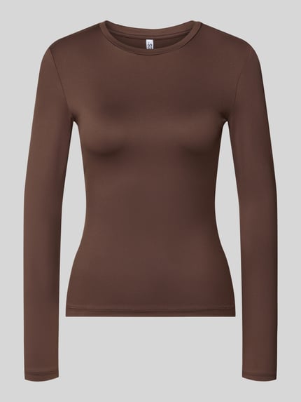 Produktfoto, braunes Slim Fit Langarmshirt mit Rundhals-Ausschnitt Modell 'LULA' von PIECES, glatte Oberfläche, Damen Langarmshirt