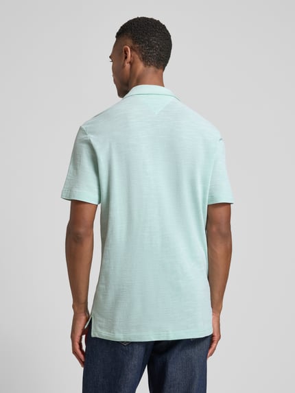 Mannelijk model draagt Regular Fit Poloshirt aus reiner Baumwolle van Tommy Hilfiger, melange look, logo-stitching, polokraag, V-hals, korte mouw, puur katoen, geheel achteraanzicht.