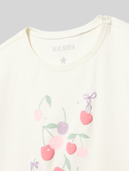 Produktfoto, T-Shirt mit Rundhalsausschnitt und Motiv-Print von Blue Seven, cremefarben mit rosa und lila Kirsch-Print, Baumwoll-Mix mit Stretch.