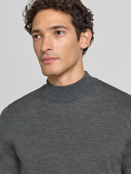 Männermodel trägt Regular Fit Turtleneck aus wolmix von Christian Berg Men, antraciet, ribboorden, lange mouwen, Nahaufnahme Oberkörper.