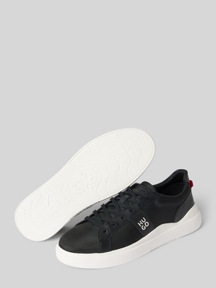 Produktfoto, Sneaker mit Label-Datei Modell 'Blake_tenn_blnypu' von HUGO, Herren Sneaker, schwarze Oberfläche, weiße Sohle, rote Akzentdetails