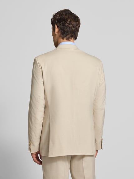 Männermodel trägt Regular Fit Sakko mit Schurwoll-Anteil Modell 'Jasper' von BOSS in Beige, feine Struktur, Ganzkörperansicht Rückansicht.