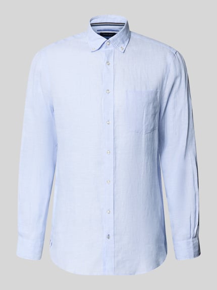Produktfoto, Slim Fit Leinenhemd mit Brusttasche von Christian Berg Men aus reinem Leinen in Hellblau, mit Knopfleiste und Button-Down-Kragen