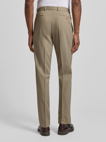 Männermodel trägt Anzughose aus Schurwolle-Elasthan-Mix Modell 'Sendrik' von Carl Gross in Beige mit Bügelfalten und Gesäßtaschen; Ganzkörperansicht Rückansicht. Regular Fit, glatte Struktur, Bundweite 40 cm, Innenbeinlänge 85 cm.