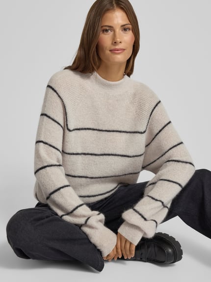 DRYKORN Sweter z dzianiny o kroju oversized ze stójką model ‘LARELY’ Piaskowy 3