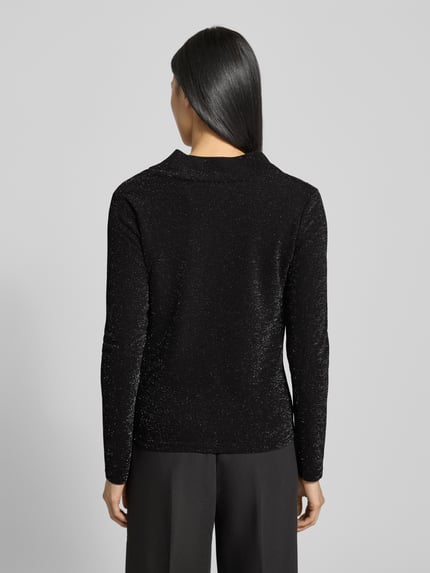 Frauenmodel trägt Regular Fit Langarmshirt mit Wasserfall-Ausschnitt Modell 'SANDRA' von Selected Femme, schimmernde Optik, Stretch-Webstruktur, Ganzkörperansicht Rückansicht.
