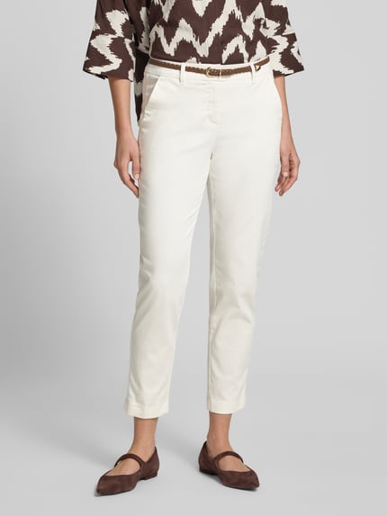 Frauenmodel trägt Hose mit Gesäßtaschen und Gürtel von comma, cremefarbener Baumwoll-Mix mit Stretch, Regular Fit, Nahaufnahme Oberkörper.