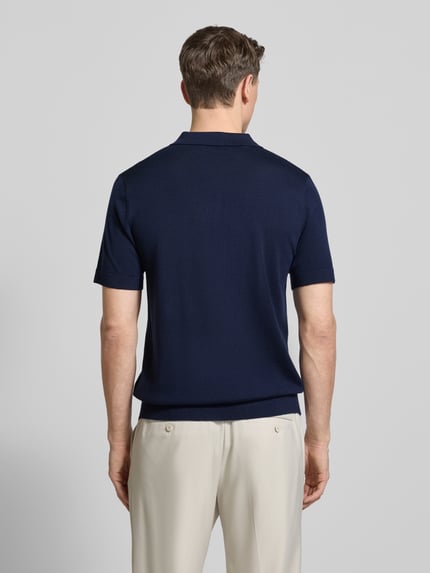 Męski model nosi Regular Fit Poloshirt aus reiner Wolle Modell 'TRAY' von Selected Homme, efekt: jednolity kolor, krój regular fit, kołnierzyk polo, rękaw: krótki, zakończenie rękawów: prążkowane, wykończenie: prążkowane, wykończenie materiału: dzianina, materiał: wełna; widok całej sylwetki od tyłu.