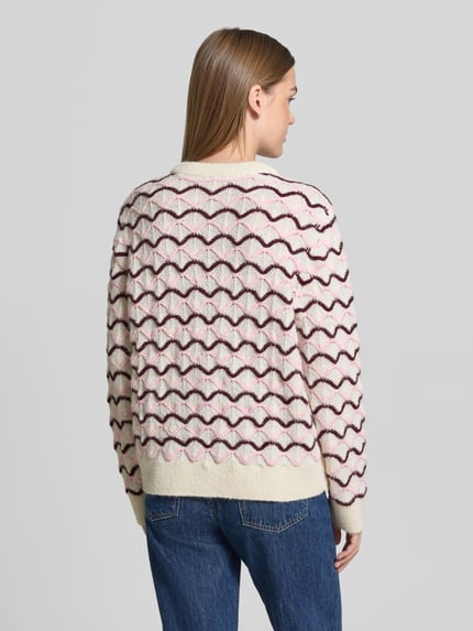 Frauenmodel trägt Strickpullover im Allover-Look Modell 'GESLY' von YAS in Creme mit Muster, Material-Mix, Ganzkörperansicht Rückansicht.