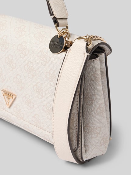 Produktfoto, Handtasche mit Logo-Applikation Modell 'NOELLE II' von Guess, cremefarben mit Logo-Muster, Hauptfach mit Magnetverschluss, Tragehenkel, Schulterriemen, Maße 25 cm Breite, 18 cm Länge, 7 cm Tiefe, Schulterriemen 73 cm