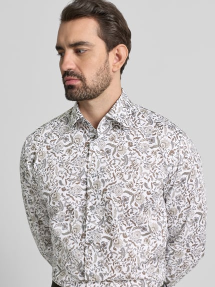 Männermodel trägt Regular Fit Business-Hemd aus Baumwolle mit Kentkragen von ETERNA, Allover-Look, Knopfleiste, Nahaufnahme Oberkörper.
