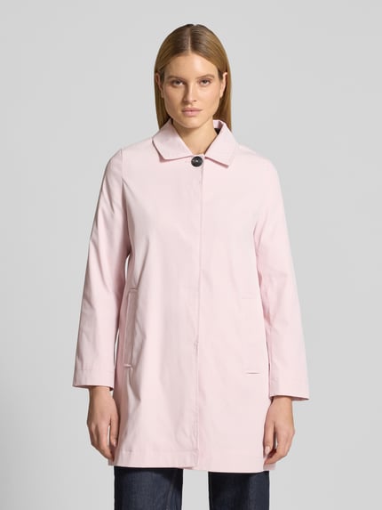 Kobiece modelka nosi Mantel mit verdeckter Knopfleiste und Eingrifftaschen od Christian Berg Woman Selection, jasnoróżowy, prosty krój, kent kołnierz, boczne kieszenie, długość tyłu w rozmiarze 36: 87 cm, szerokość ramion w rozmiarze 36: 40 cm, szerokość klatki piersiowej w rozmiarze 36: 54 cm, długość rękawa w rozmiarze 36: 62 cm, widok całej sylwetki z przodu.