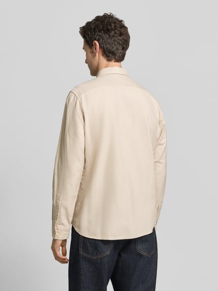 Männermodel trägt Regular Fit Freizeithemd mit Strukturoptik von MARC O'POLO, unifarben, langarm, Rückenansicht, Ganzkörperansicht Rückansicht.